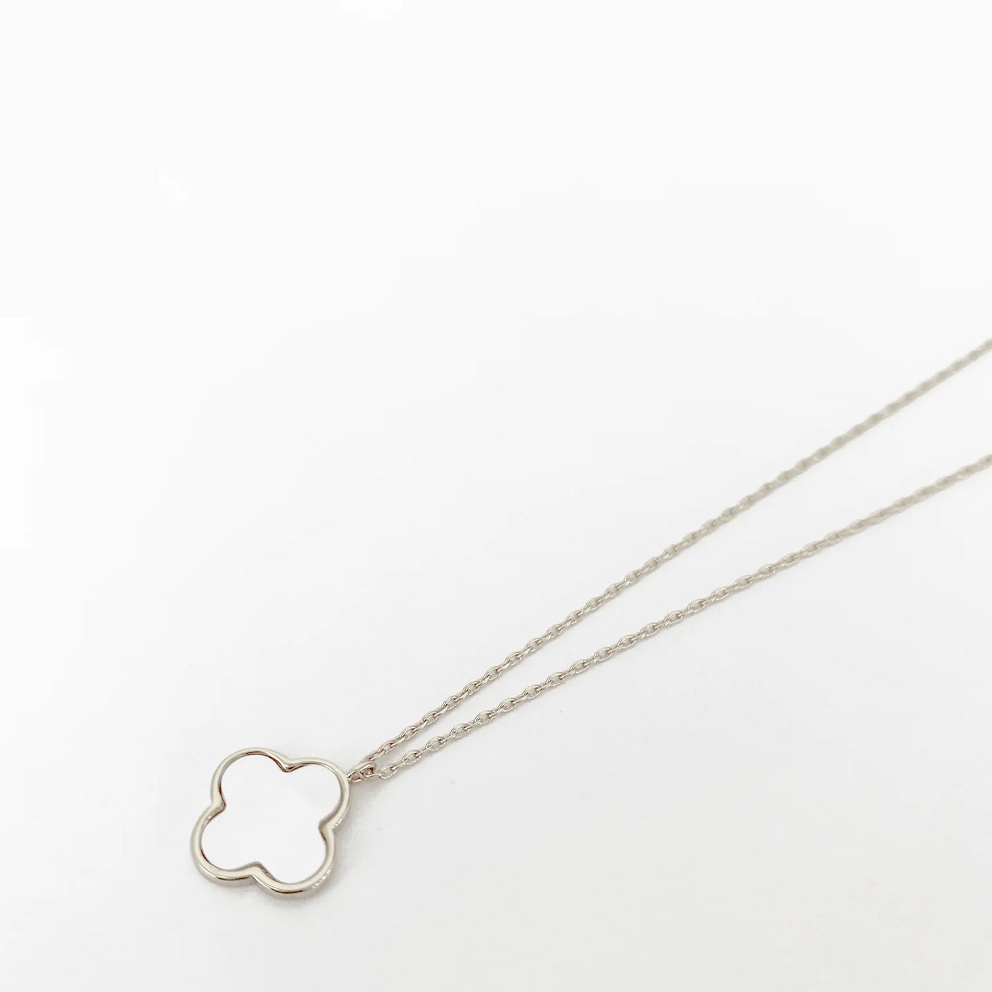 1553 - SILVER DELICATE CHAIN NECKLACE WITH SMALL NATURAL SHELL FLOWER MEDALLION