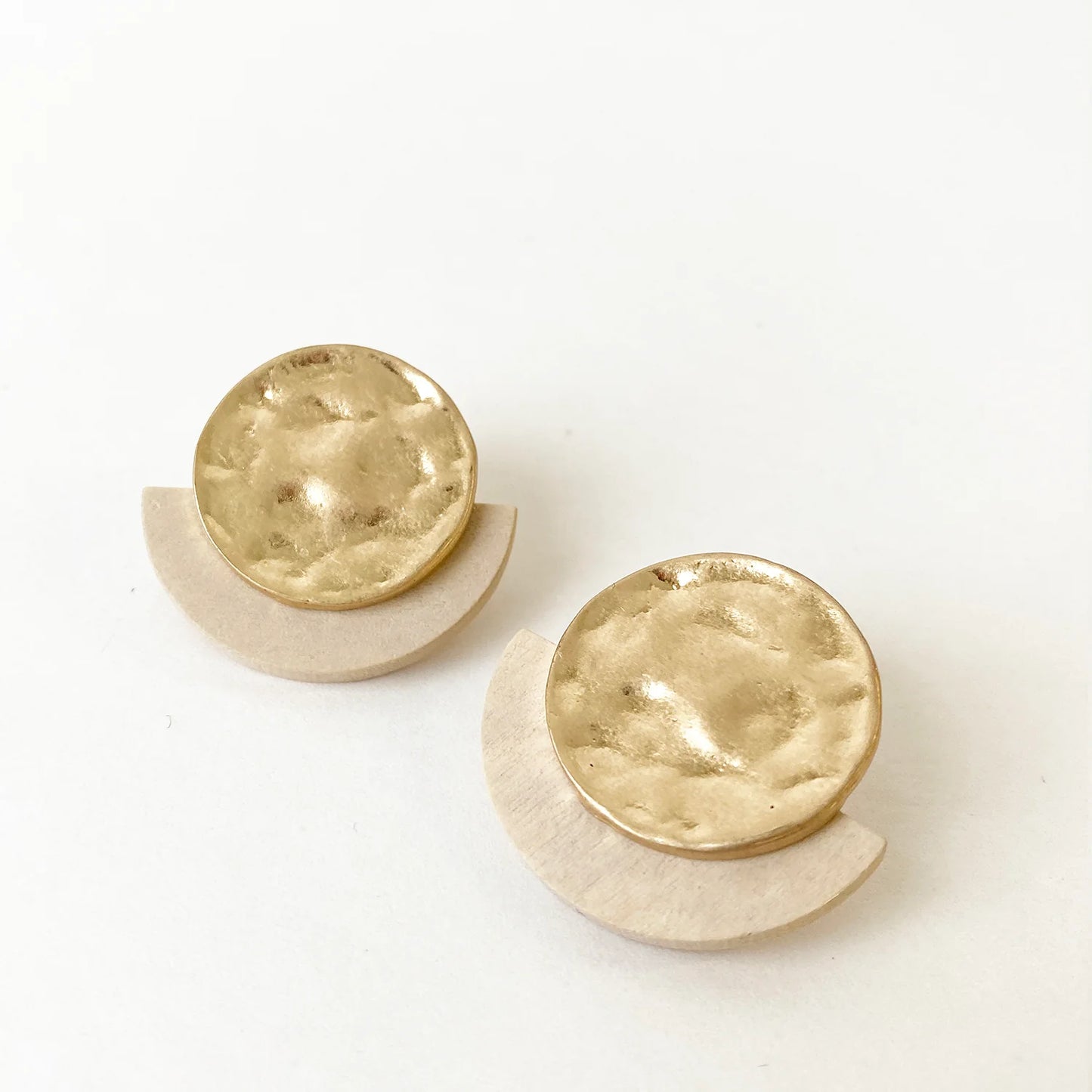 2552 - BEIGE & GOLD ROUND WAVED METAL & WOOD EARRINGS ON POSTS