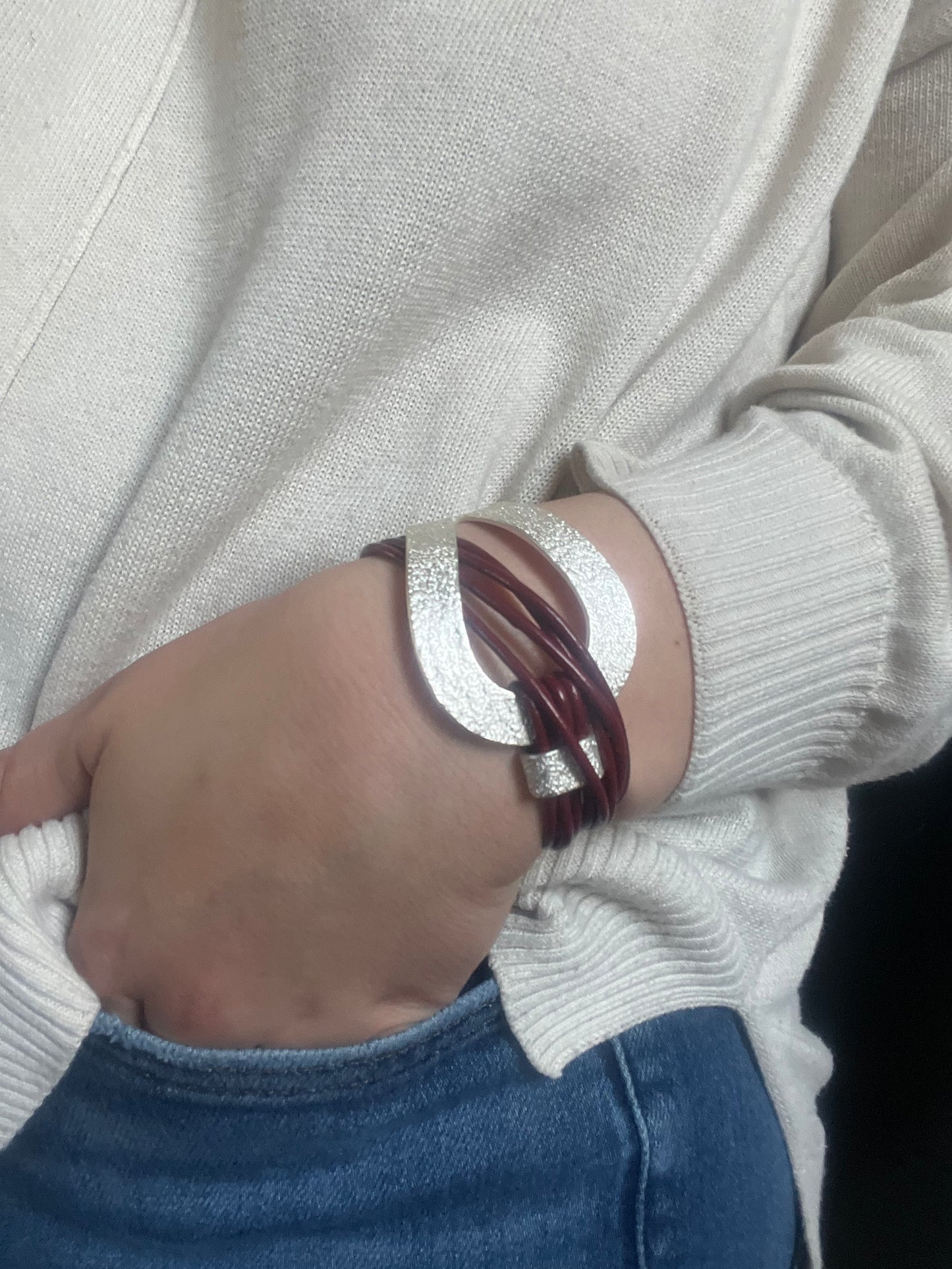 METAL BURGUNDY BRACELET