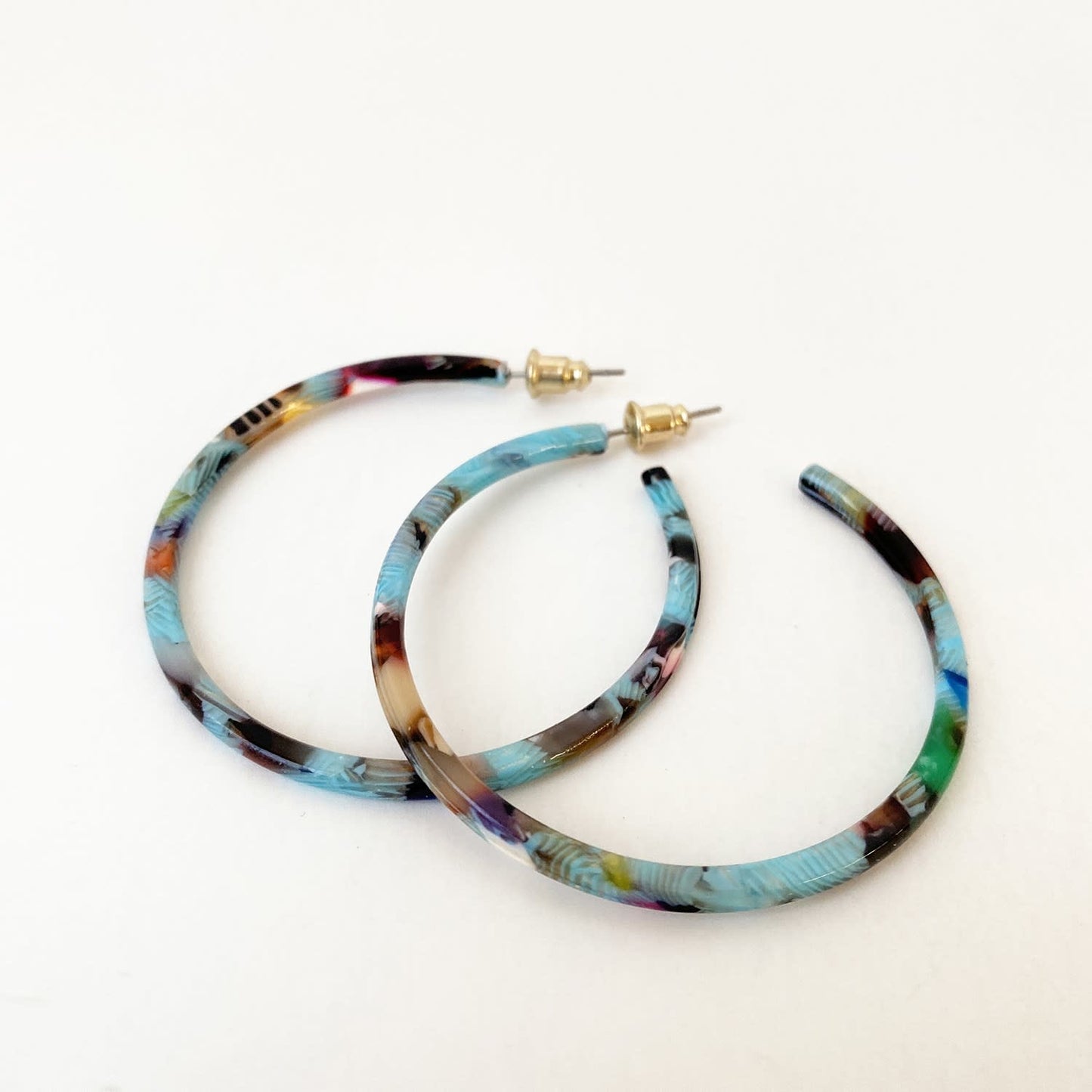 2437 - RESIN CIRCLE HOOPS EARRINGS