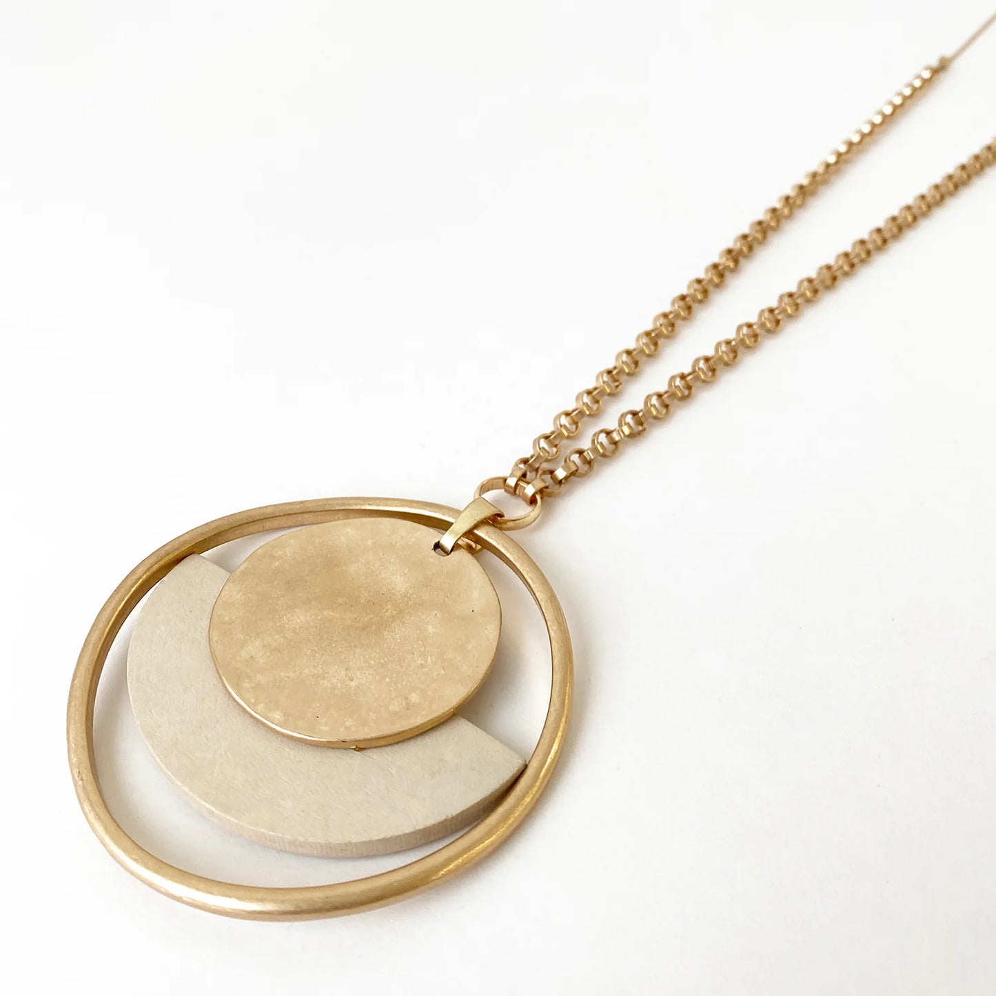1575 - BEIGE & GOLD ROUND WAVED METAL & WOOD PENDANT ON LONG CHAIN