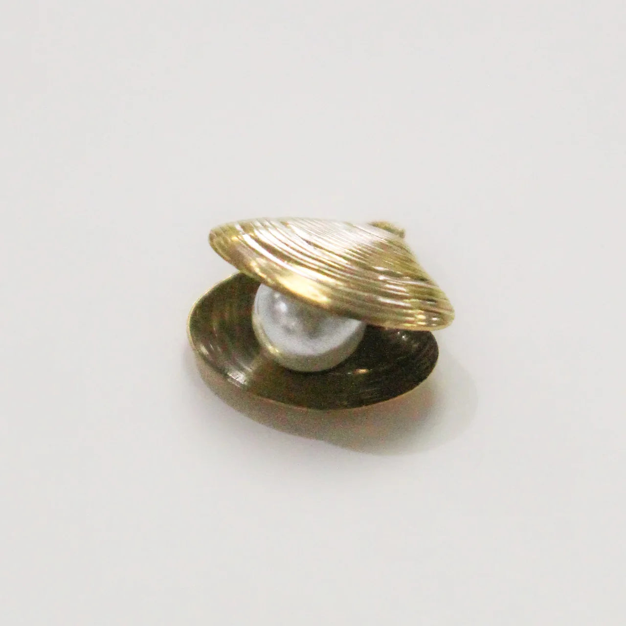 Charm - Shell Pearl Gold