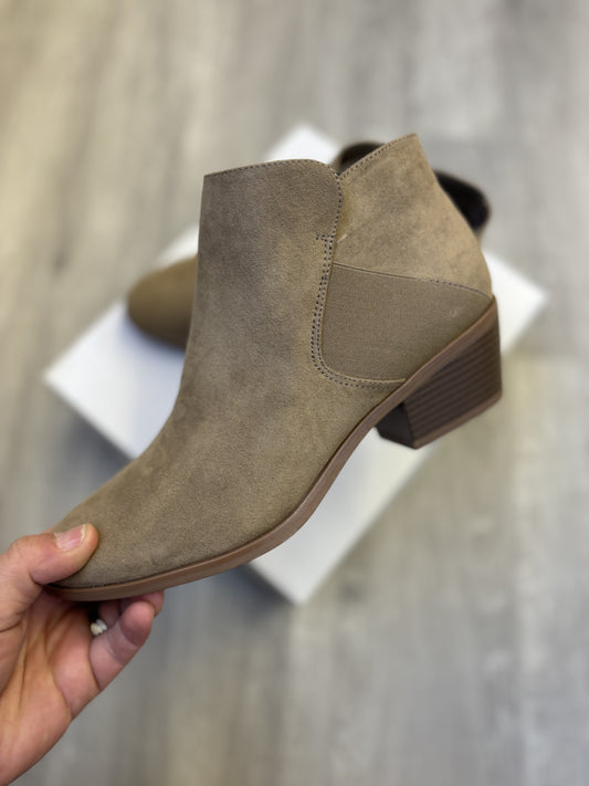 NWT - Denver Hayes Ava Ankle Booties